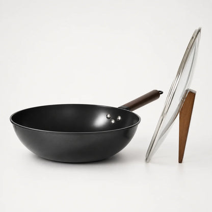 Rednas Takumi wokpan met deksel Ø32 cm — zwarte wokpan met houten steel, glazen deksel en houten spatel