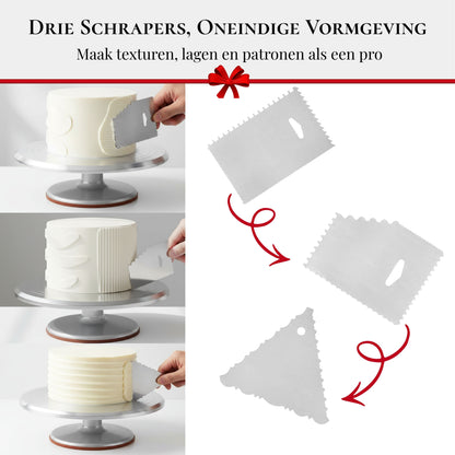 Taartplateau met drie verschillende scrapers om texturen en patronen aan te brengen tijdens het decoreren van taarten als een professional.